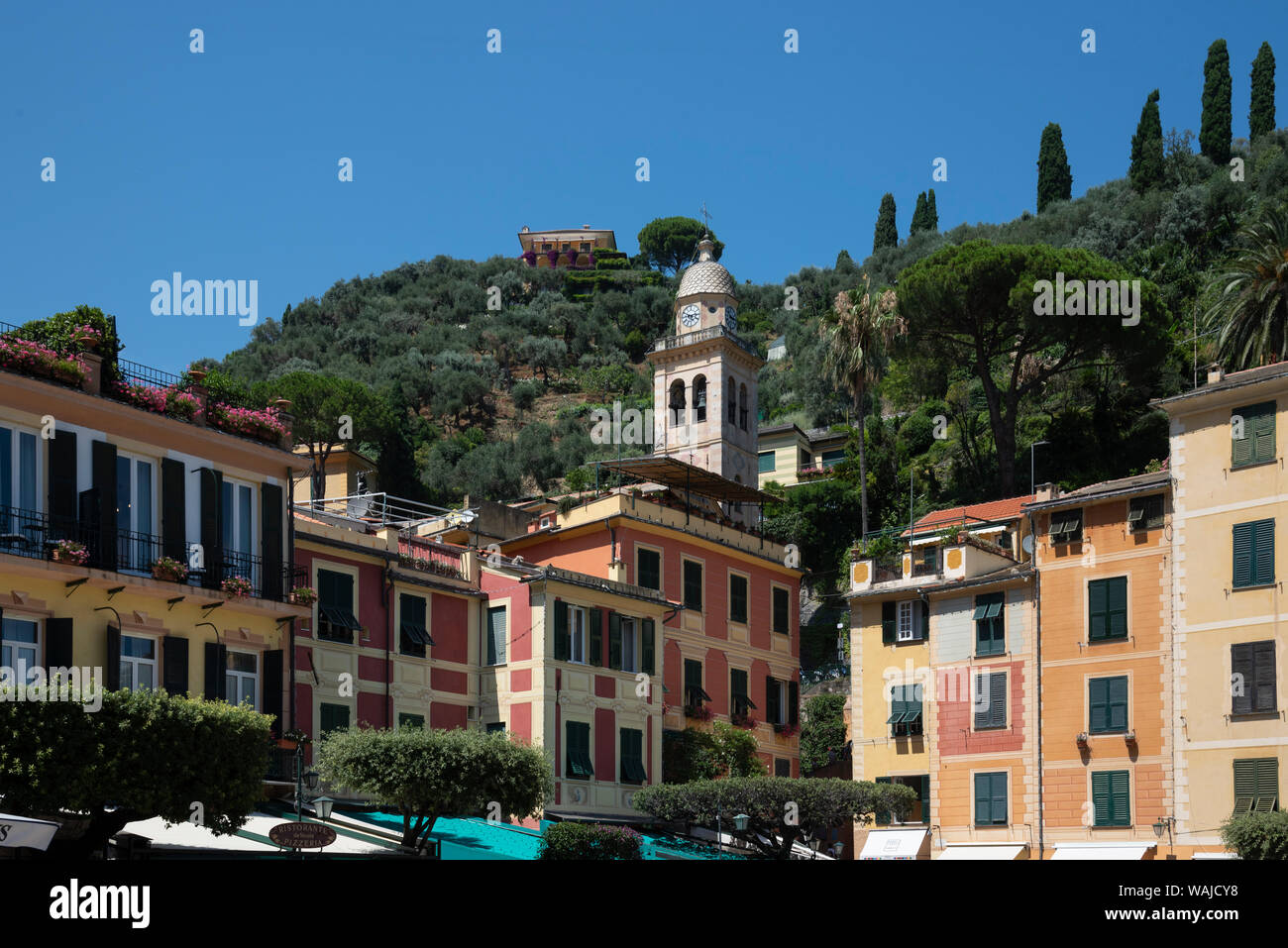 L'Italia, la provincia di Genova e Portofino. Esclusivo villaggio di pescatori sul Mar Ligure, pastello edifici che si affacciano sul porto Foto Stock