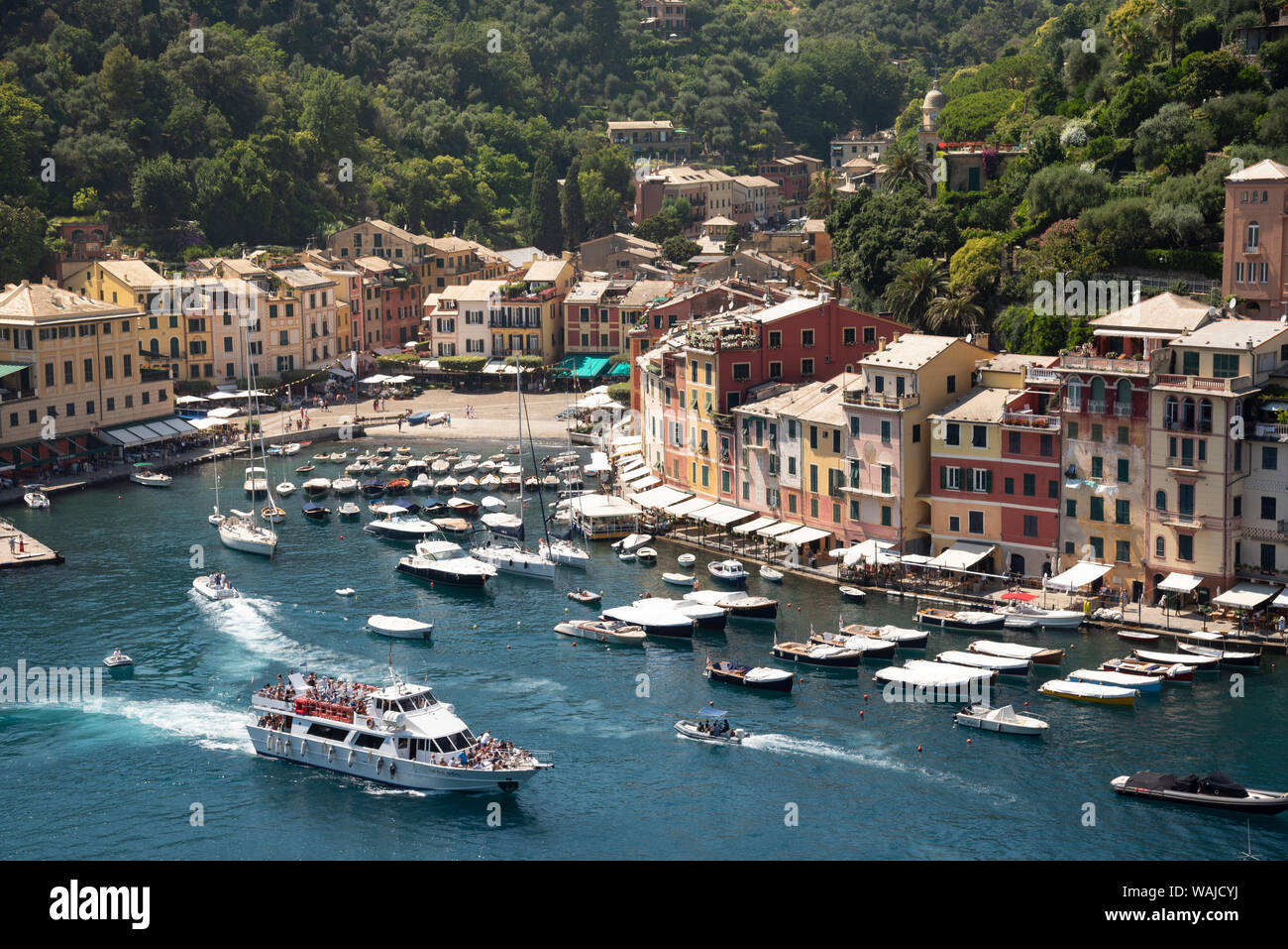 L'Italia, la provincia di Genova e Portofino. Esclusivo villaggio di pescatori sul Mar Ligure, pastello edifici che si affacciano sul porto Foto Stock