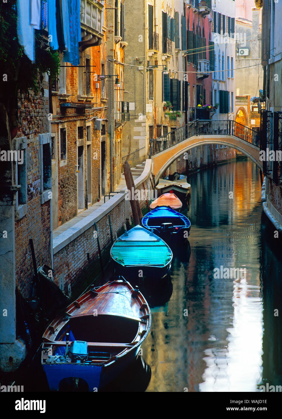 L'Italia, Venezia. Gondole ormeggiate nel canale. Credito come: Jim Nilsen Jaynes / Galleria / DanitaDelimont.com Foto Stock