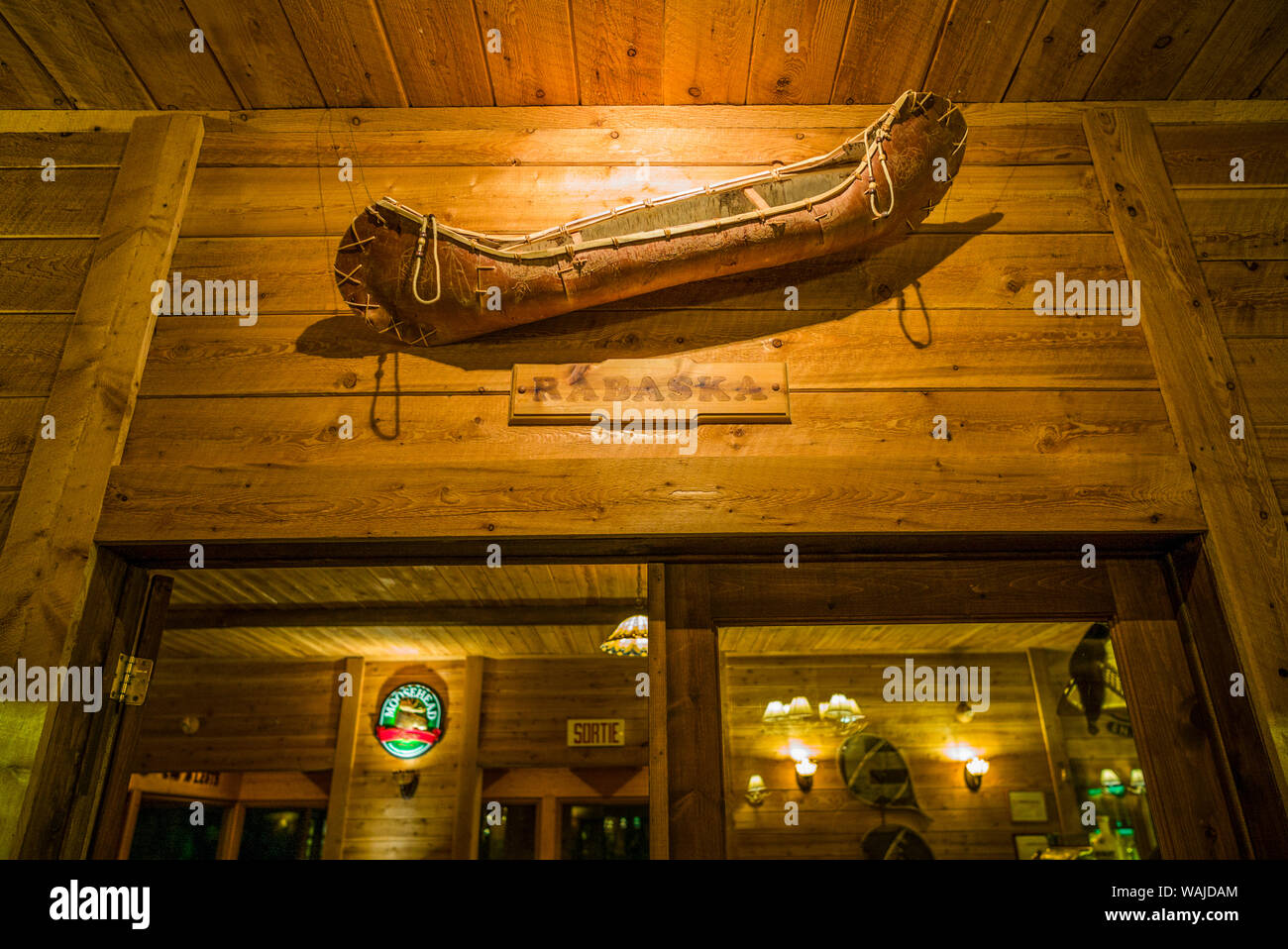 Canada Quebec, Ste-Rose-du-Nord. Cap Au Leste, fjord-lato wilderness lodge, interno, canoa Foto Stock