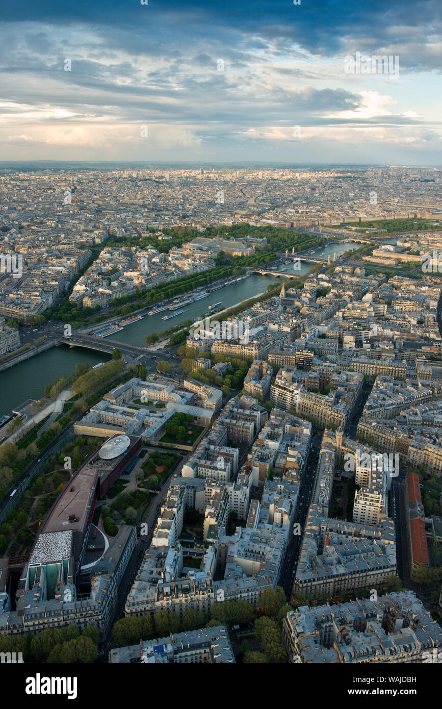 Alto livello di vista sul centro della città di Parigi dalla Torre Eiffel, Parigi, Francia Foto Stock