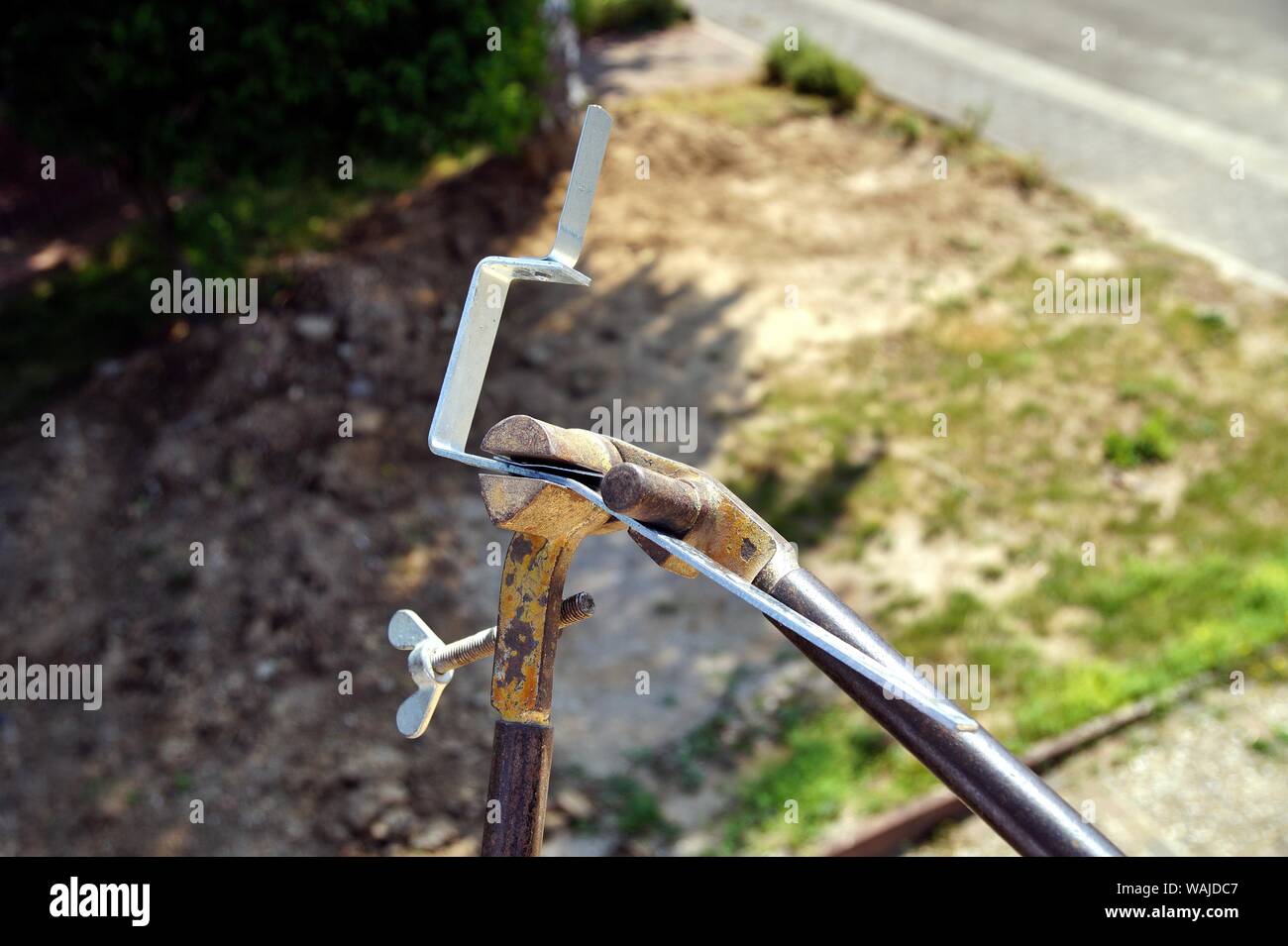 I supporti per le grondaie sistema di drenaggio delle acque. piegare o  piega delle staffe di ferro di una gronda del tetto sul sito in  costruzione. macchina piegatrice Foto stock - Alamy