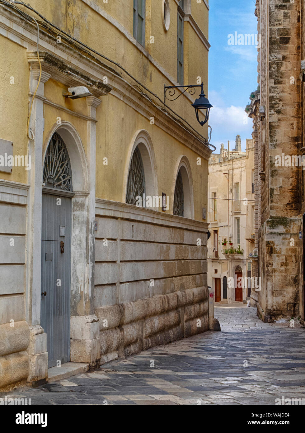 Street e vicoli nella città murata di Monopoli. Foto Stock