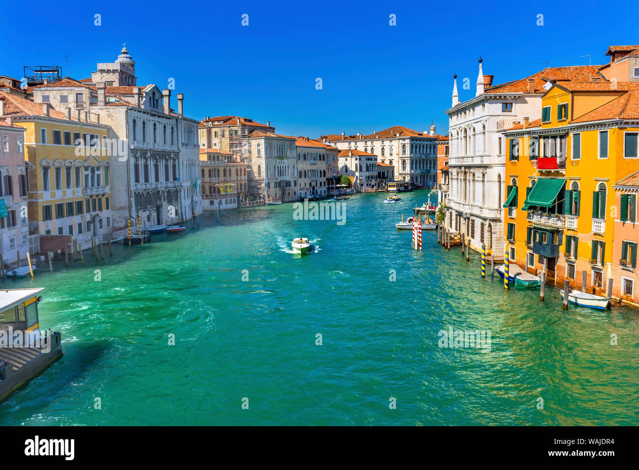 Colorato Canal Grande dal Ponte Ponte dell'Accademia edificio traghetto, riflessioni, Venezia, Italia Foto Stock