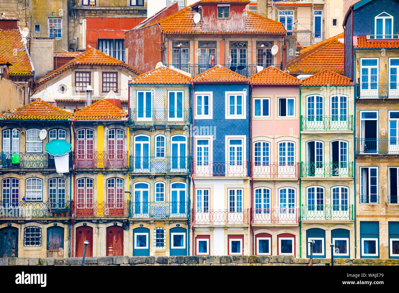 L'Europa, Portogallo, Porto. Colorate facciate di edifici accanto al fiume Douro. Credito come: Jim Nilsen Jaynes / Galleria / DanitaDelimont.com Foto Stock