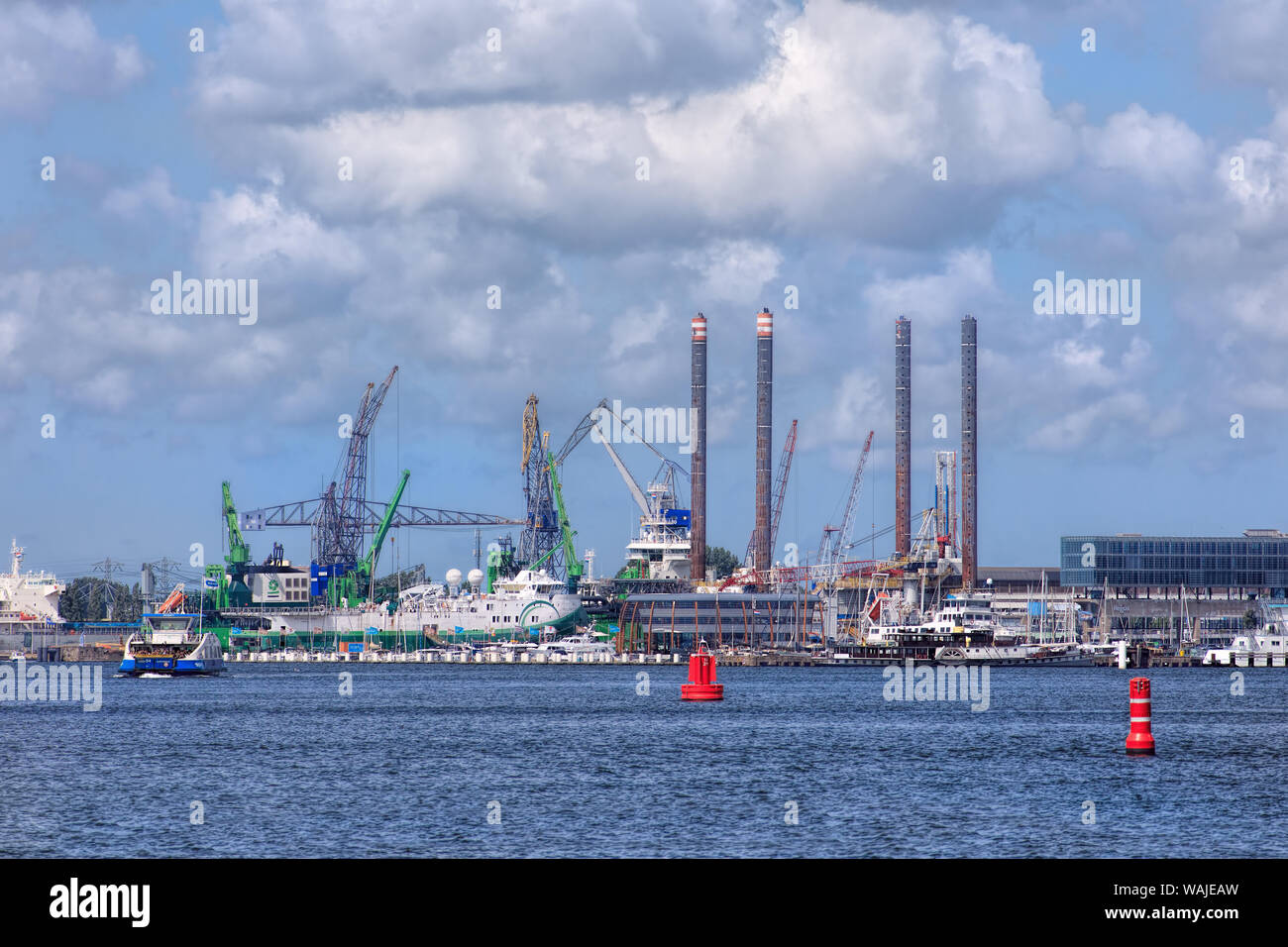 Porto di Amsterdam con il throughput di carico di 97,4 milioni di  tonnellate secondo porto più grande nei Paesi Bassi, ituato sulla banca di  ex bay denominato IJ Foto stock - Alamy