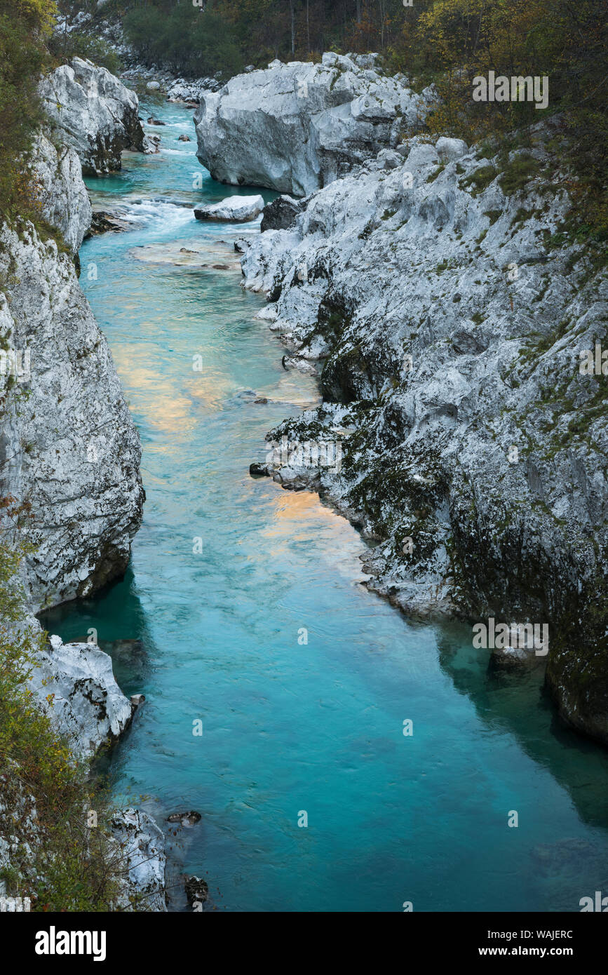 La Slovenia. Il Soca fiume scorre attraverso la gola è scavata nel corso di millenni. Foto Stock