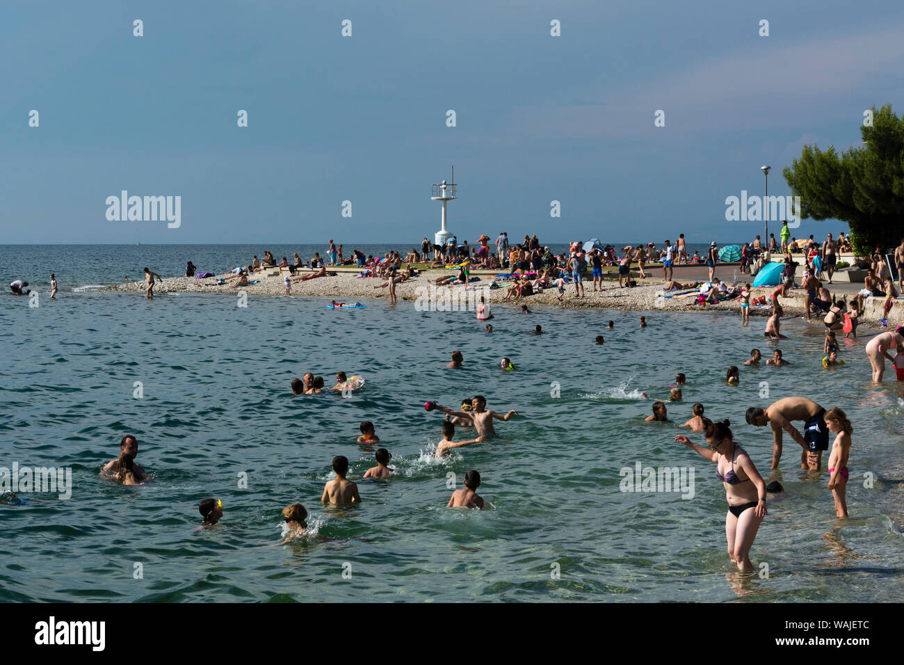 La gente sulla spiaggia di Isola, Slovenia. Foto Stock