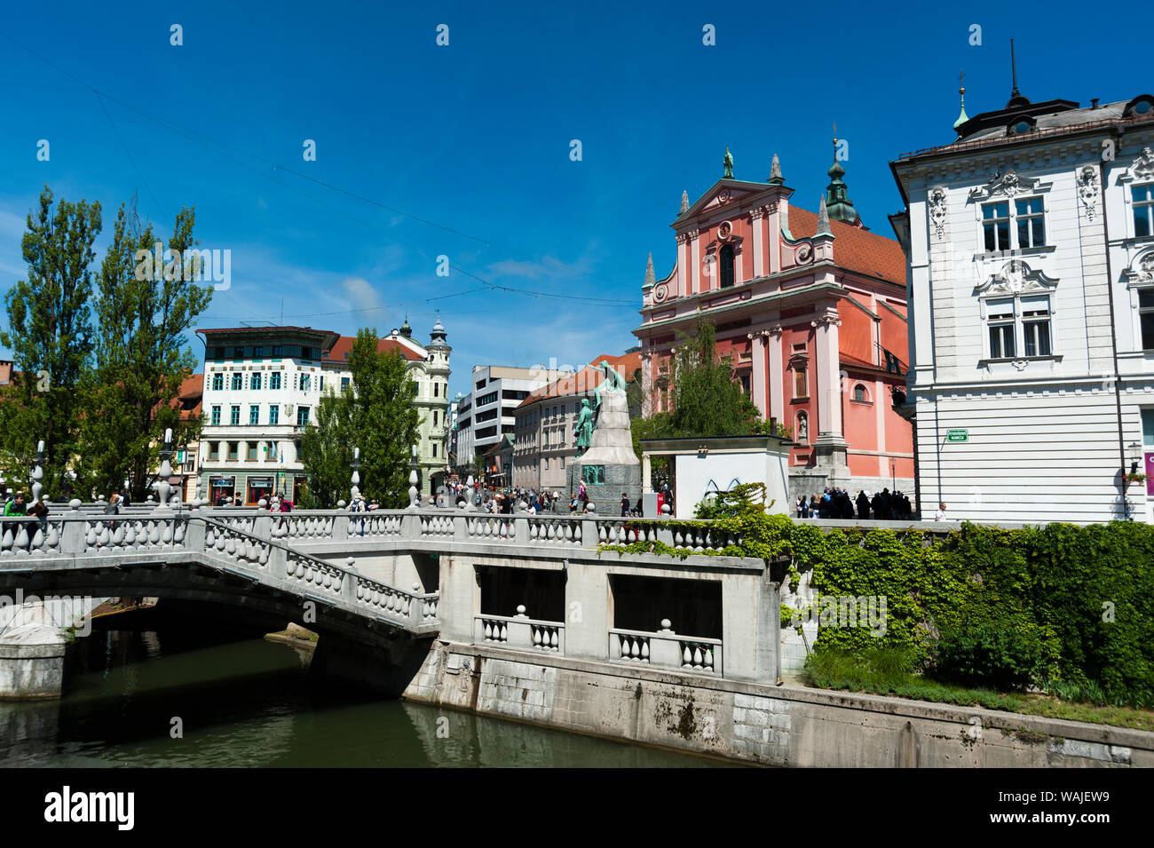 Chiesa francescana dell'Annunciazione e ponte triplo, Lubiana, Slovenia. Foto Stock