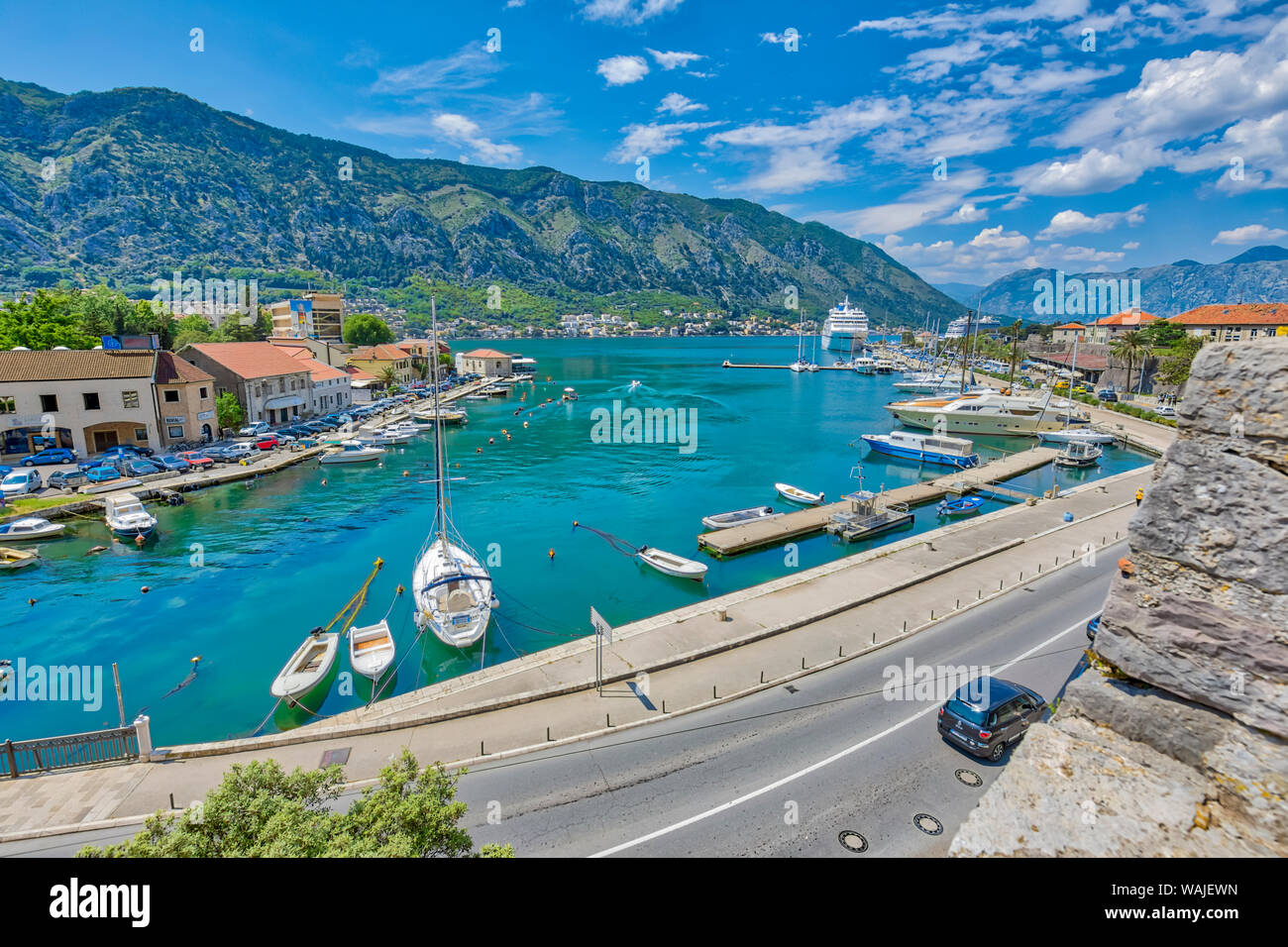 Montenegro Cattaro. Vista della città e del porto. Credito come: Fred Signore Jaynes / Galleria / DanitaDelimont.com Foto Stock