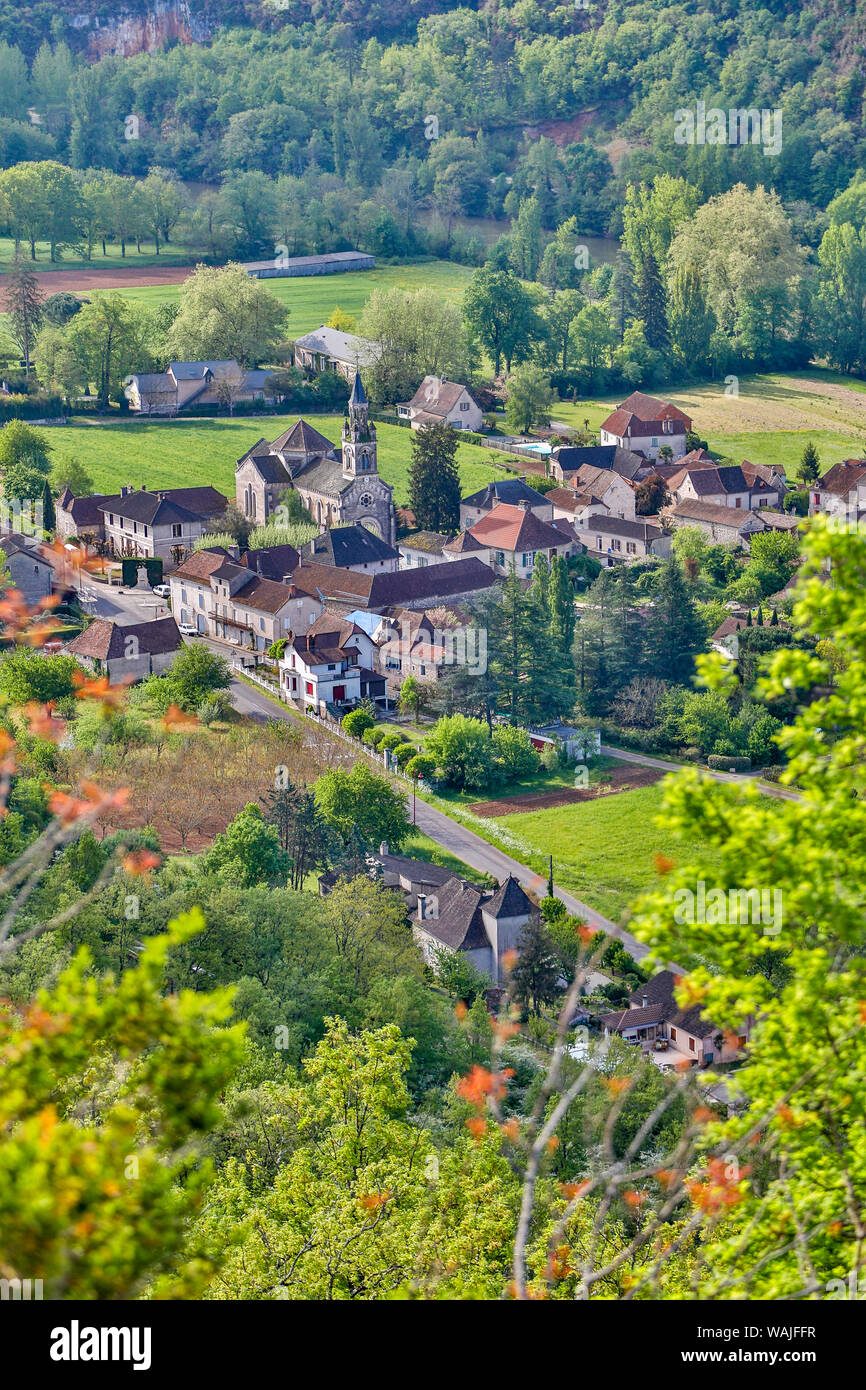 Francia Partita River Valley. Villaggio di campagna lungo il fiume Lot. Foto Stock