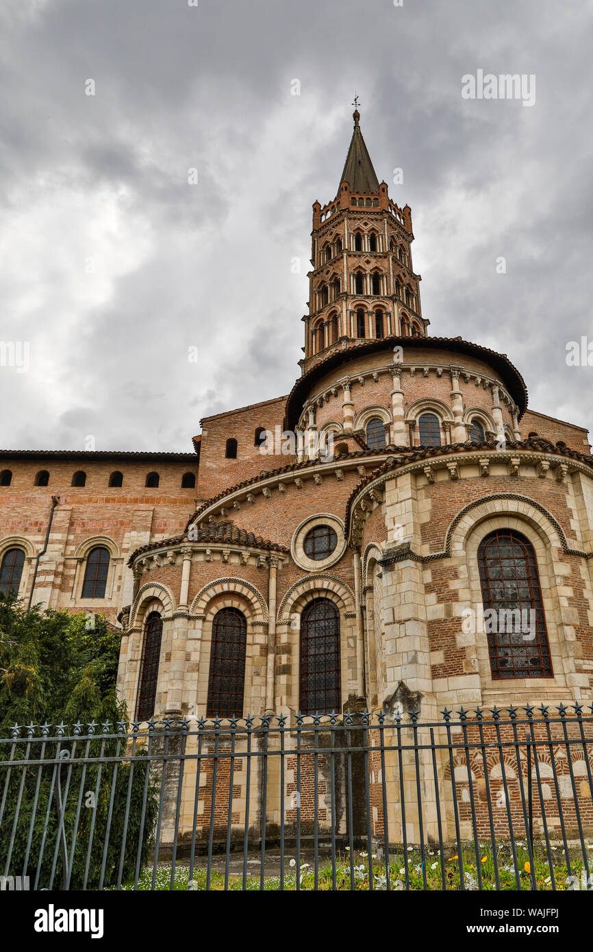 Francia, Toulouse. Basilica di San Sernin esterno e il campanile romanico. Foto Stock
