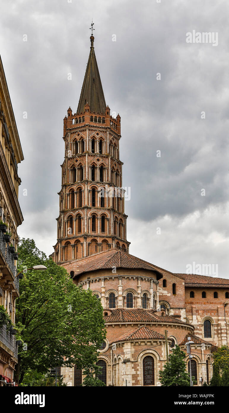 Francia, Toulouse. Basilica di San Sernin esterno e Steeple. Foto Stock