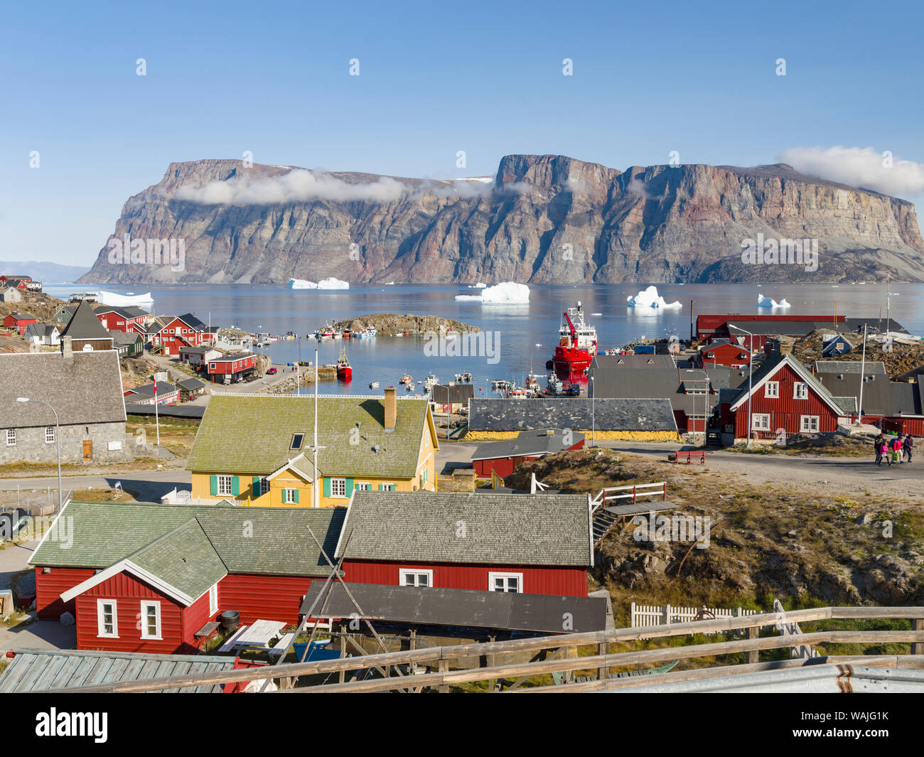 Il porto con le tipiche imbarcazioni da pesca. Piccola cittadina di Uummannaq, a nord-ovest della Groenlandia. Foto Stock