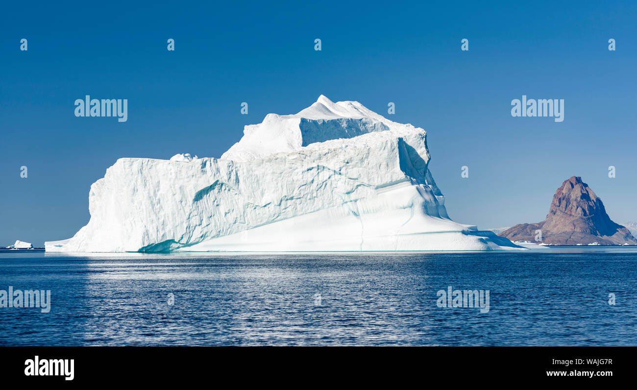 Uummannaq Isola e iceberg nel fiordo di Uummannaq sistema, a nord-ovest della Groenlandia. Foto Stock