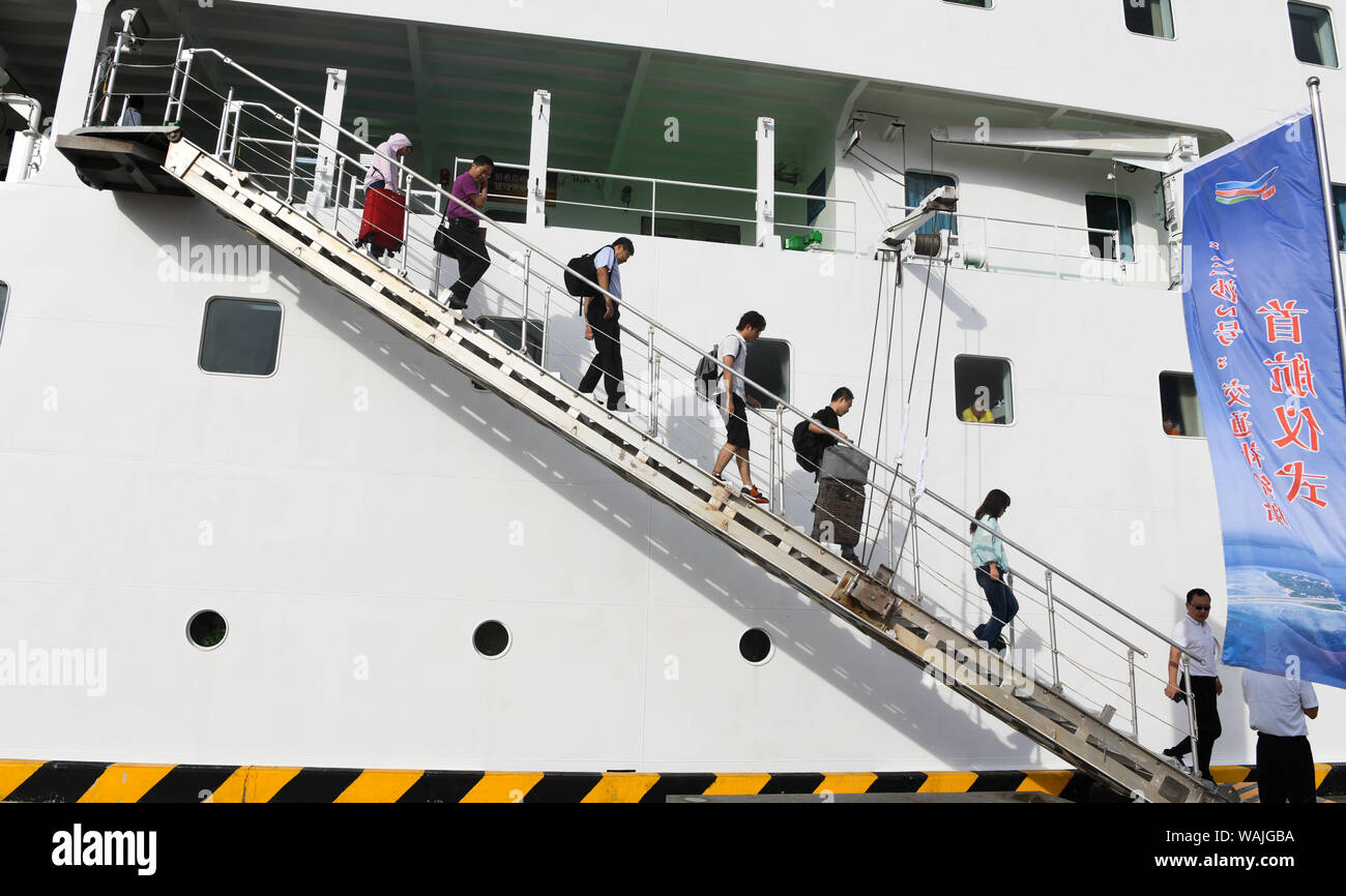 (190821) -- SANSHA, Agosto 21, 2019 (Xinhua) -- I passeggeri scendono dalla nave Sansha II dopo il suo viaggio inaugurale a Yongxing Isola di Sansha City, a sud della Cina di Hainan provincia, e il agosto 21, 2019. La nuova nave, Sansha II, completato il suo viaggio inaugurale il mercoledì dalla città di Wenchang, Provincia di Hainan in Cina più meridionale dell'isola città di Sansha dove servirà. La nave è di 128 metri di lunghezza e 20.4 metri di larghezza. Con 400 posti passeggeri, il rollon-rolloff nave ha una velocità massima di 22 miglia nautiche per ora ed è in grado di praticare la vela 6.000 miglia nautiche. (Xinhua/Yang Guanyu Foto Stock