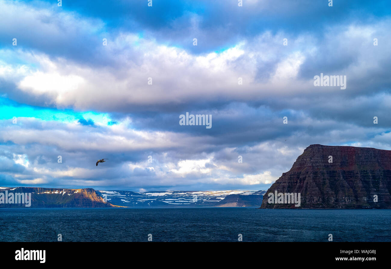 Isafjordur, Islanda, paesaggio marino dei Fiordi occidentali nella zona vicino al villaggio Foto Stock