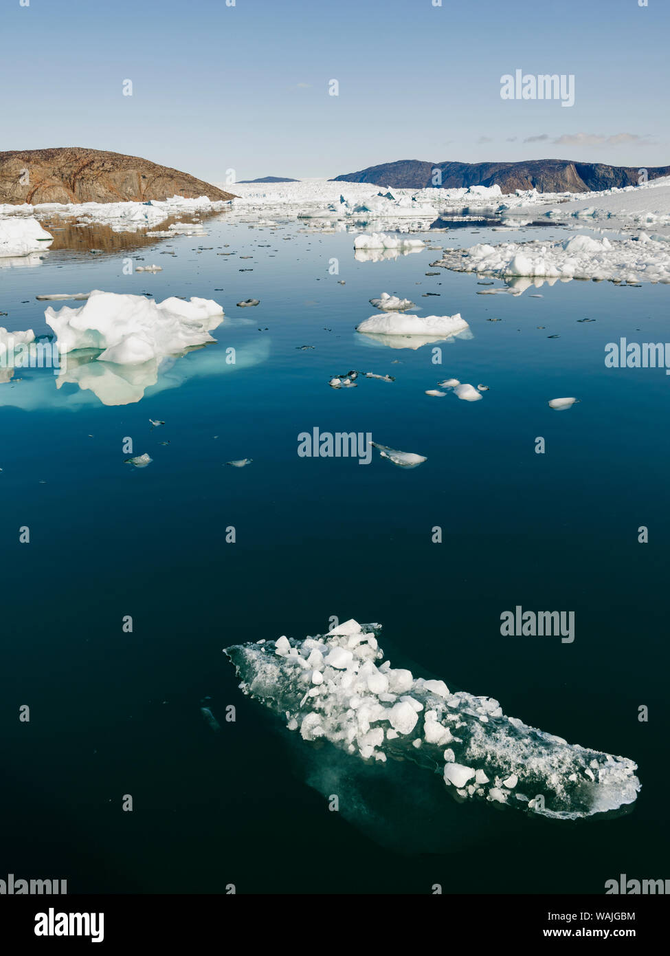Iceberg in Uummannaq fjord sistema, a nord-ovest della Groenlandia. Glacier Store Gletscher e la calotta di ghiaccio in background. Foto Stock