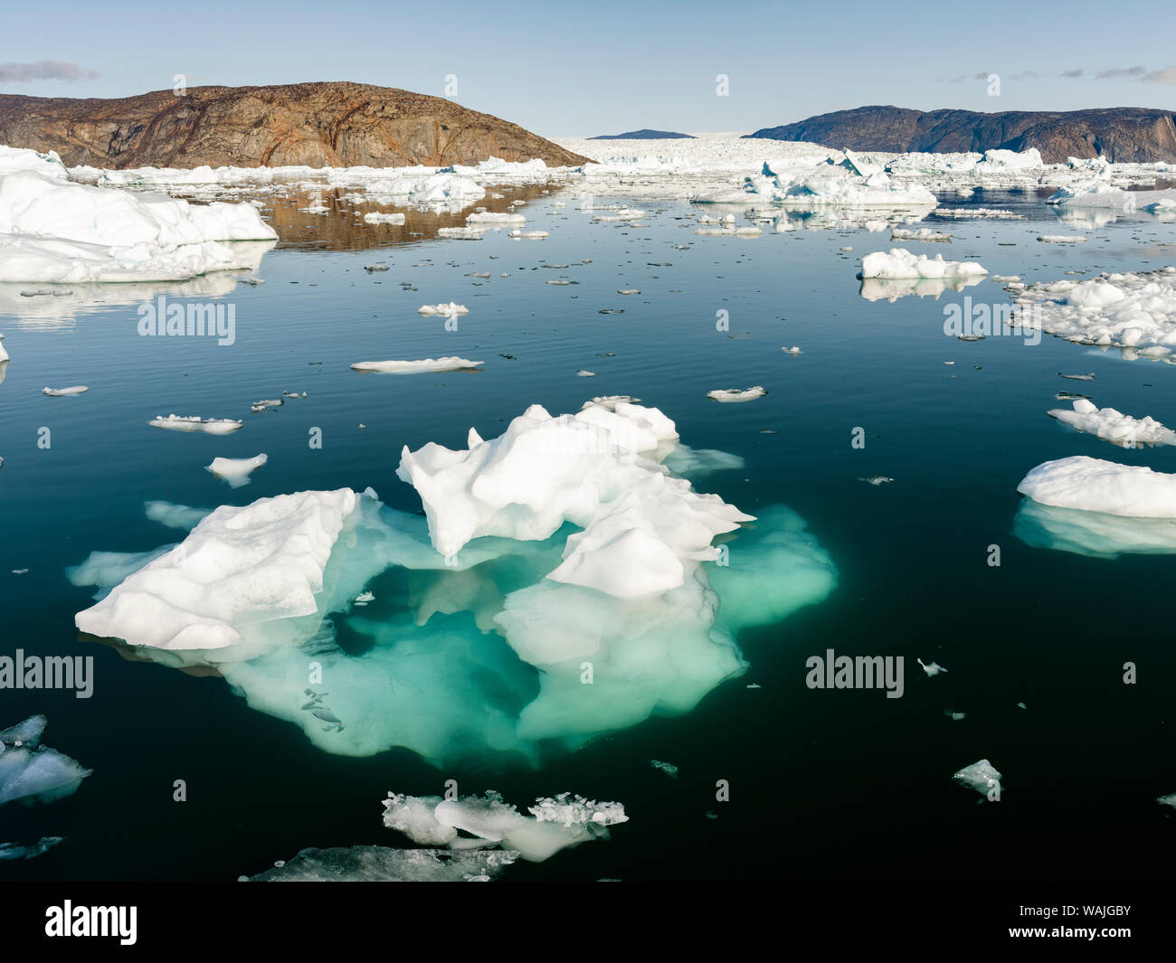 Iceberg in Uummannaq fjord sistema, a nord-ovest della Groenlandia. Glacier Store Gletscher e la calotta di ghiaccio in background. Foto Stock