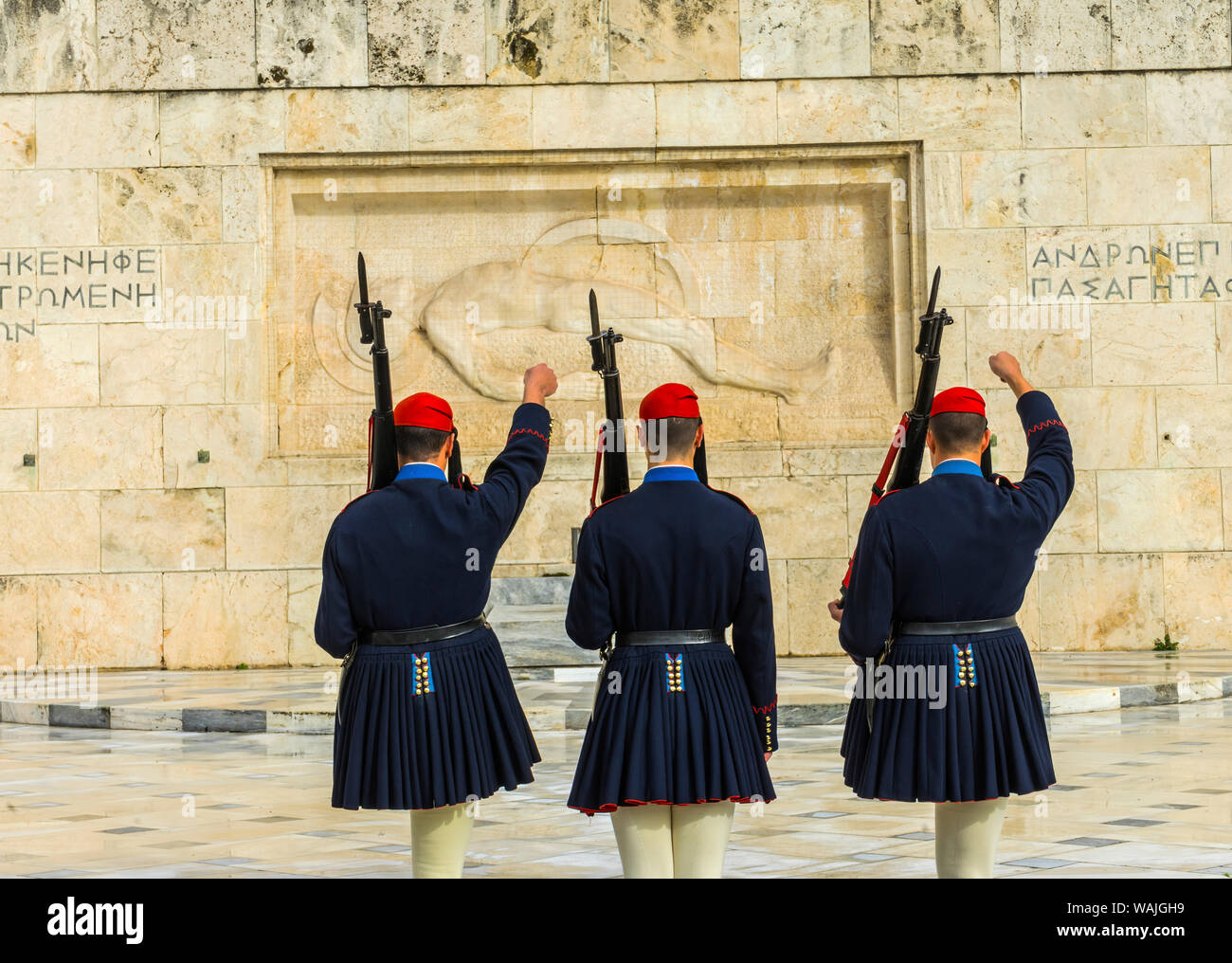Cambiare la protezione presso la tomba del Milite Ignoto, Piazza Syntagma davanti al Parlamento, Atene, Grecia. I soldati sono Evzones della Guardia Presidenziale. Foto Stock