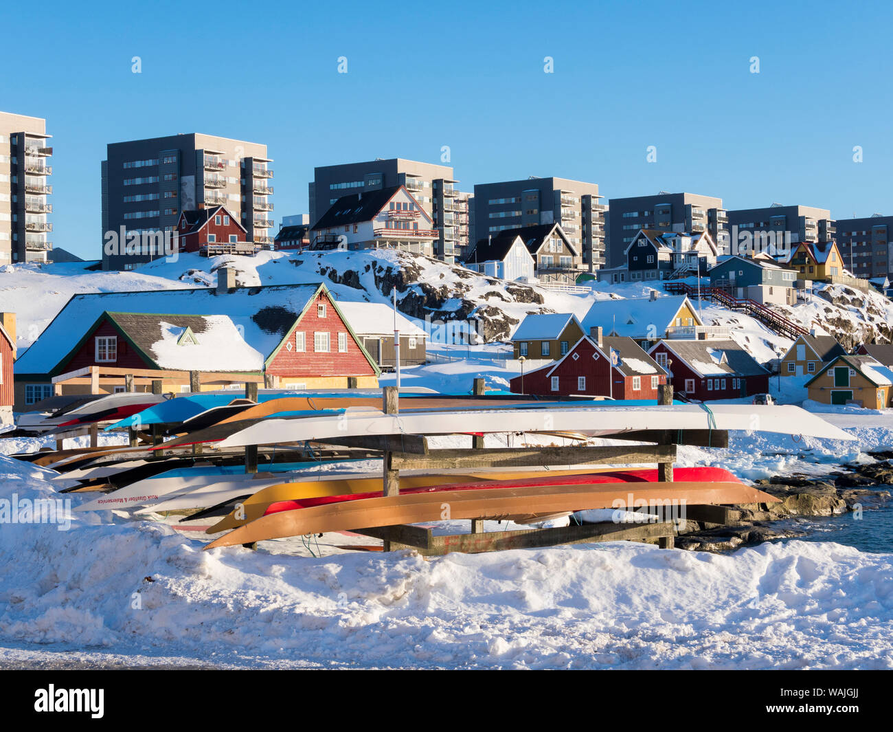 Vista sulla città vecchia e il porto di coloniale verso i quartieri moderni di Nuuk, capitale della Groenlandia. Foto Stock