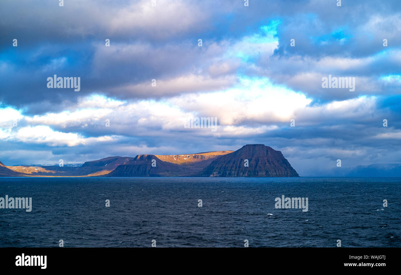 Isafjordur, Islanda, paesaggio marino dei Fiordi occidentali nella zona vicino al villaggio Foto Stock