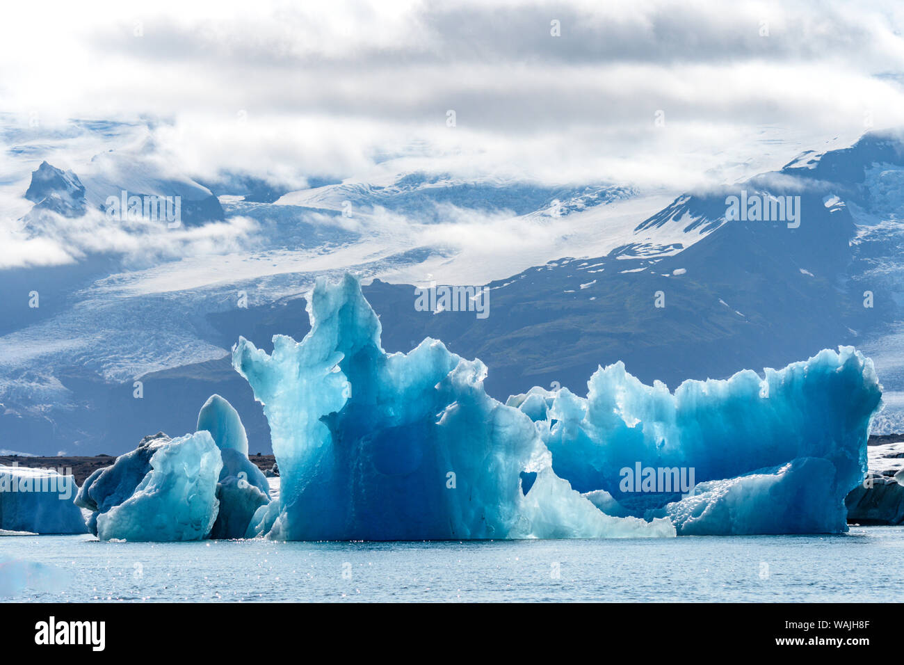 L'Islanda, floating ghiacciai blu forma di sculture di ghiaccio in Jokulsarlon, laguna glaciale. Foto Stock