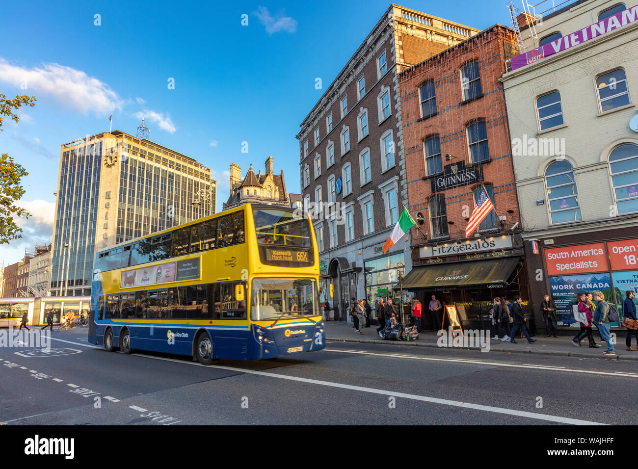 Double Decker bus nel centro cittadino di Dublino, Irlanda Foto Stock