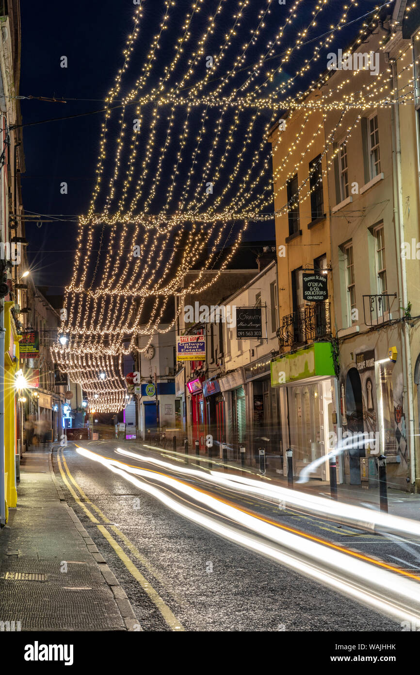 Strade vivaci al tramonto nel centro cittadino di Galway, Irlanda Foto Stock