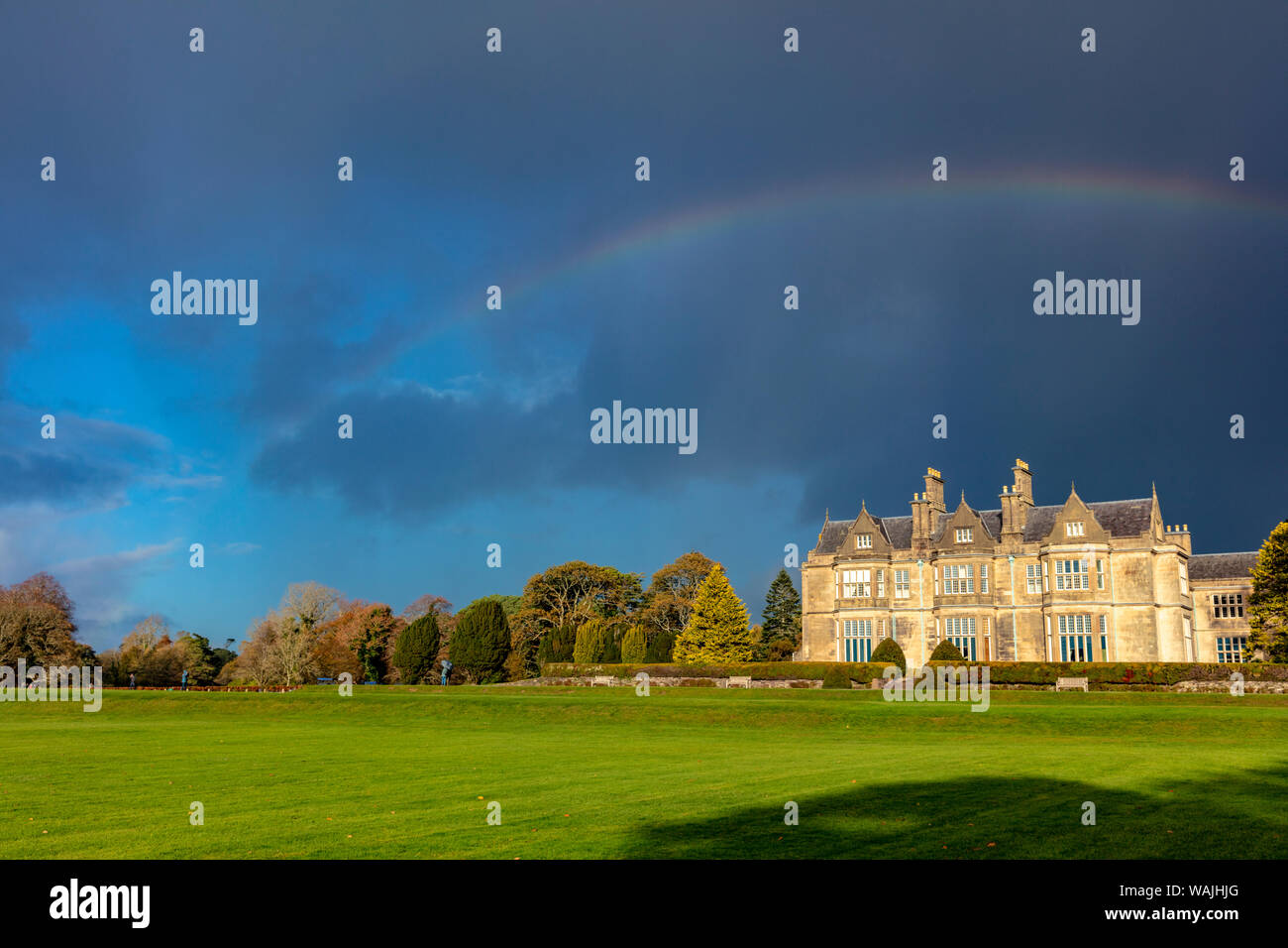 Rainbow oltre la Muckross House nel Parco Nazionale di Killarney, Irlanda Foto Stock