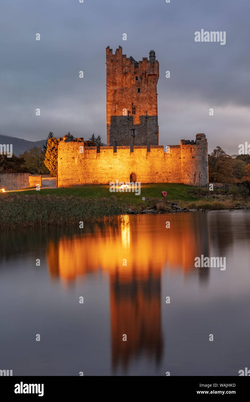 Storico Castello di Ross al tramonto nel Parco Nazionale di Killarney, Irlanda Foto Stock