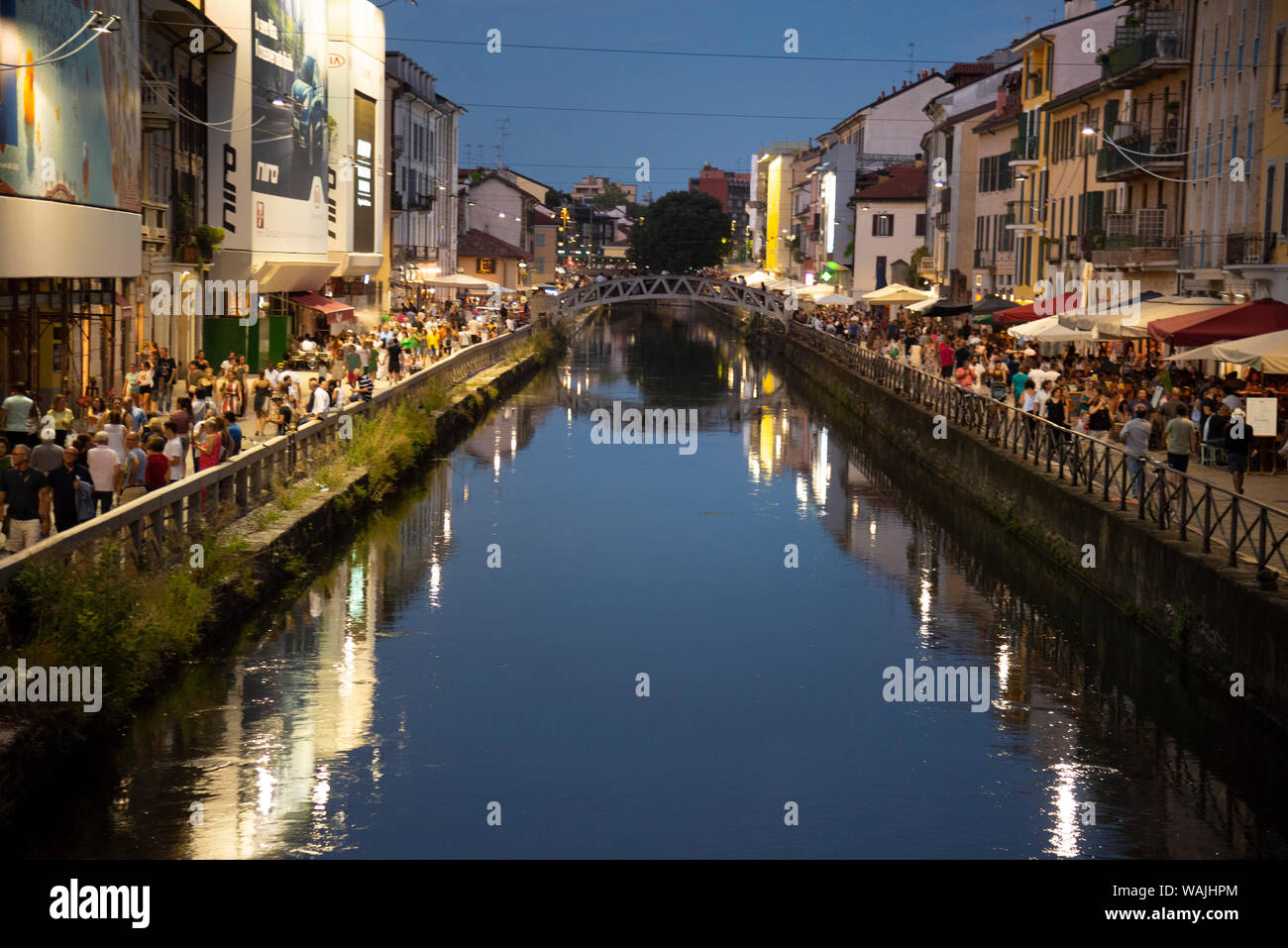 L'Italia, Lombardia, Milano. Storico Naviglio Grande canal area nota per la vivace vita notturna Foto Stock