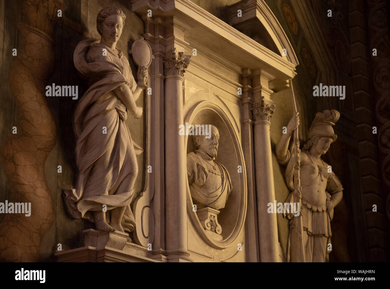 L'Italia, Lombardia, Pavia. Fregio all'interno della chiesa Foto Stock