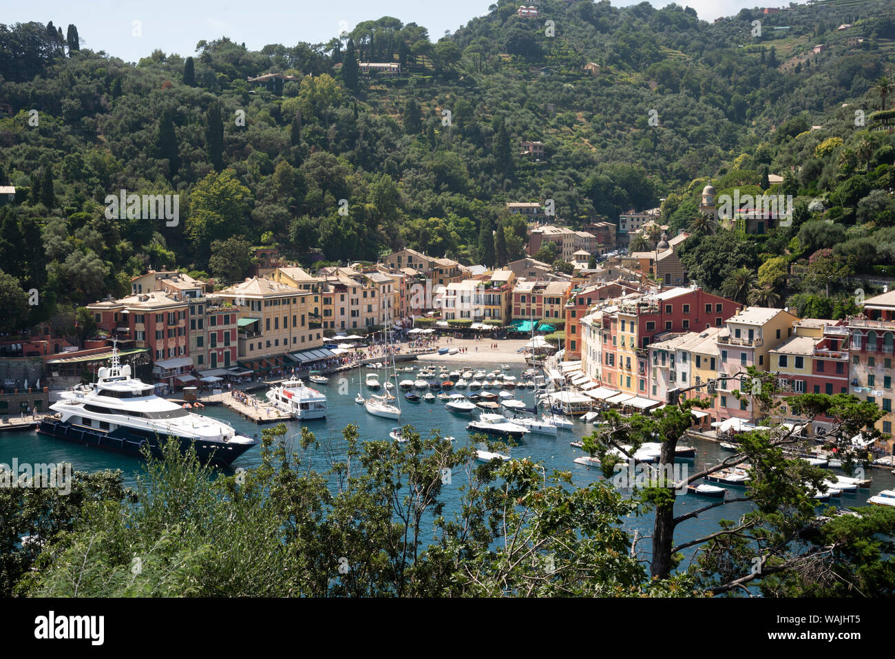 L'Italia, Provincia di Genova e Portofino. Esclusivo villaggio di pescatori sul Mar Ligure, pastello edifici che si affacciano sul porto Foto Stock
