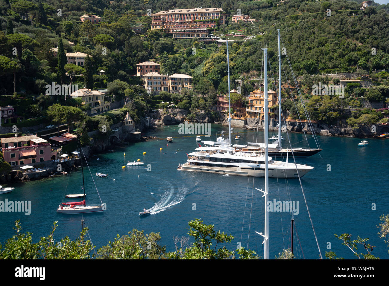 L'Italia, Provincia di Genova e Portofino. Esclusivo villaggio di pescatori sul Mar Ligure, pastello edifici che si affacciano sul porto Foto Stock