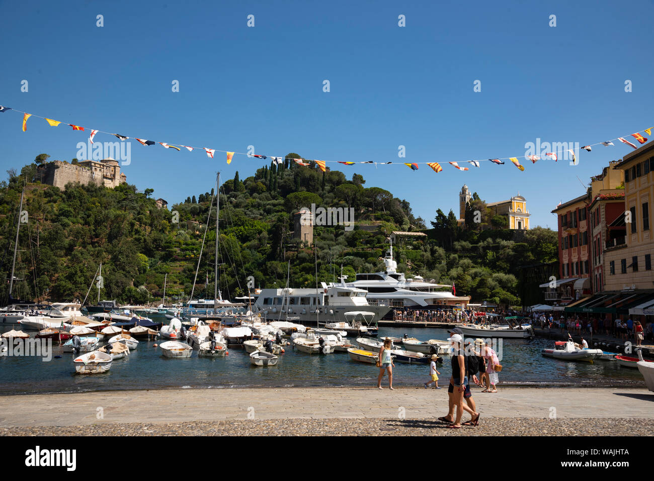 L'Italia, Provincia di Genova e Portofino. Esclusivo villaggio di pescatori sul Mar Ligure, pastello edifici che si affacciano sul porto Foto Stock