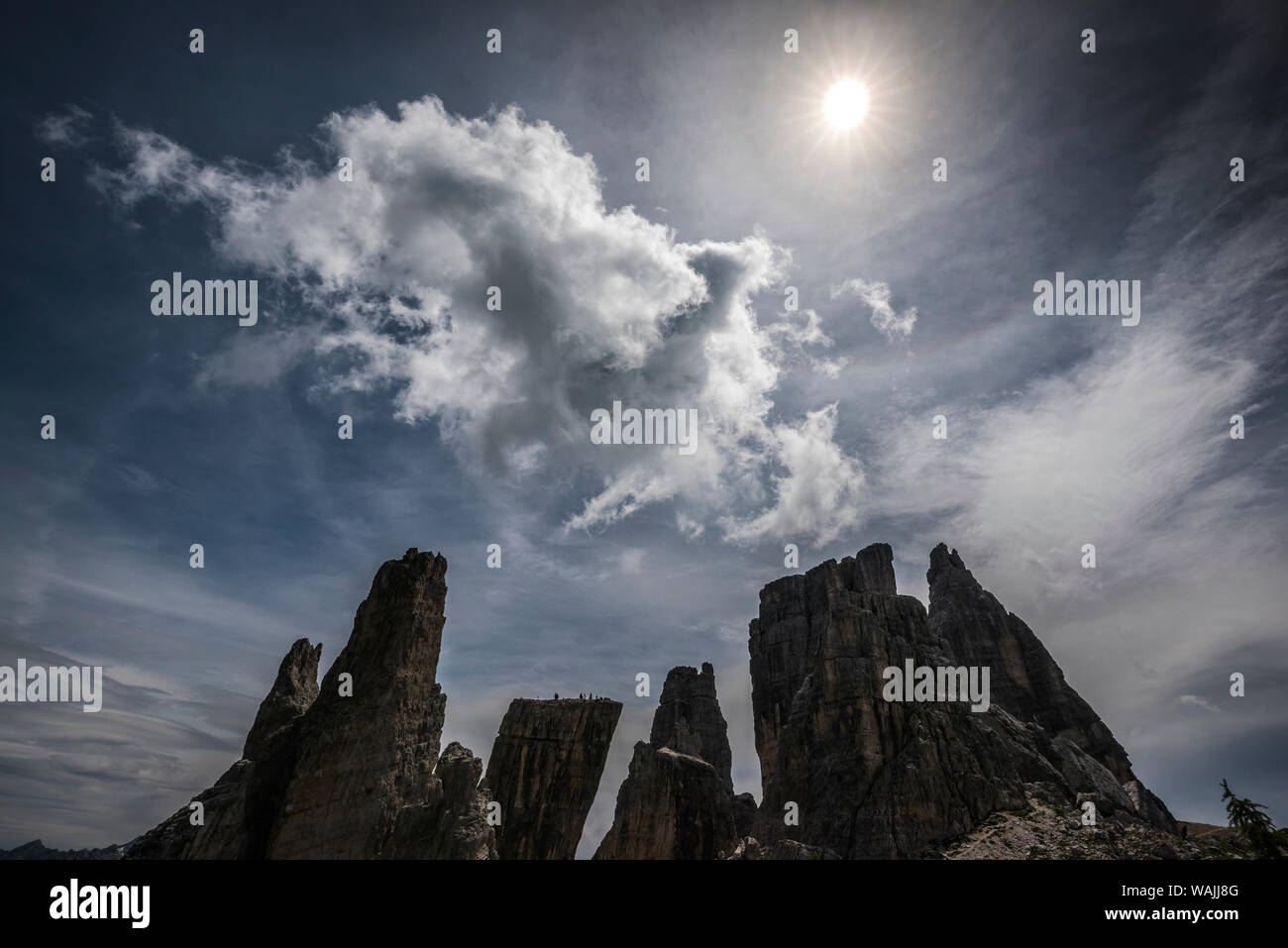L'Italia, Dolomiti, Cinque Torri. Picchi di montagna e sun. Credito come: Jim Nilsen Jaynes / Galleria / DanitaDelimont.com Foto Stock