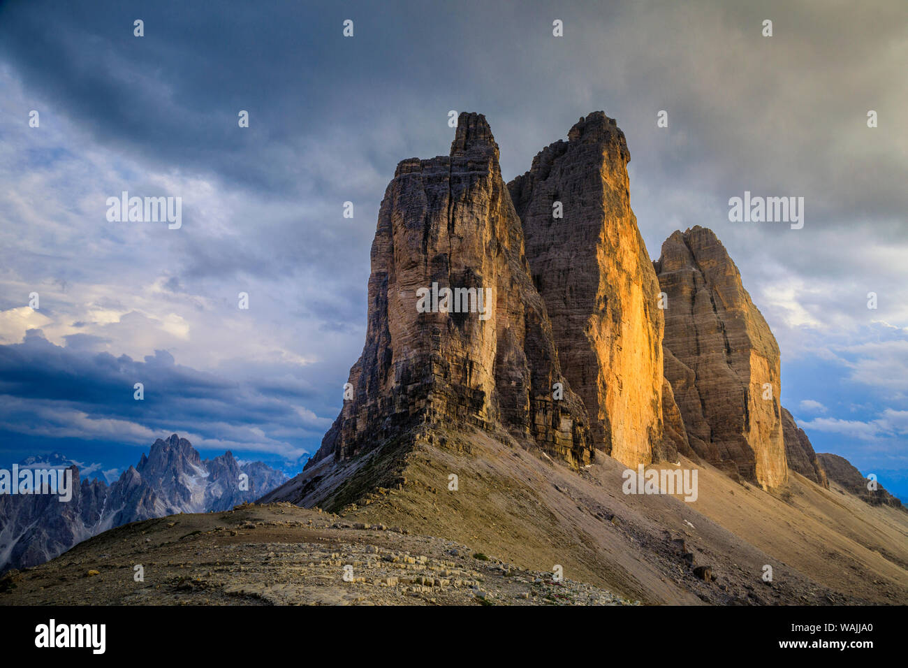 L'Italia, Dolomiti. Tre Cime di Lavaredo cime al tramonto. Credito come: Jim Nilsen Jaynes / Galleria / DanitaDelimont.com Foto Stock