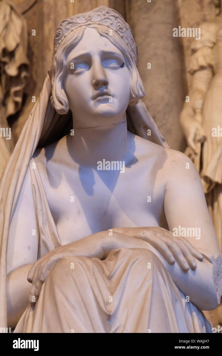 L'Italia, Pisa, Piazza del Duomo. Il Campo Santo. Statua femminile. Foto Stock