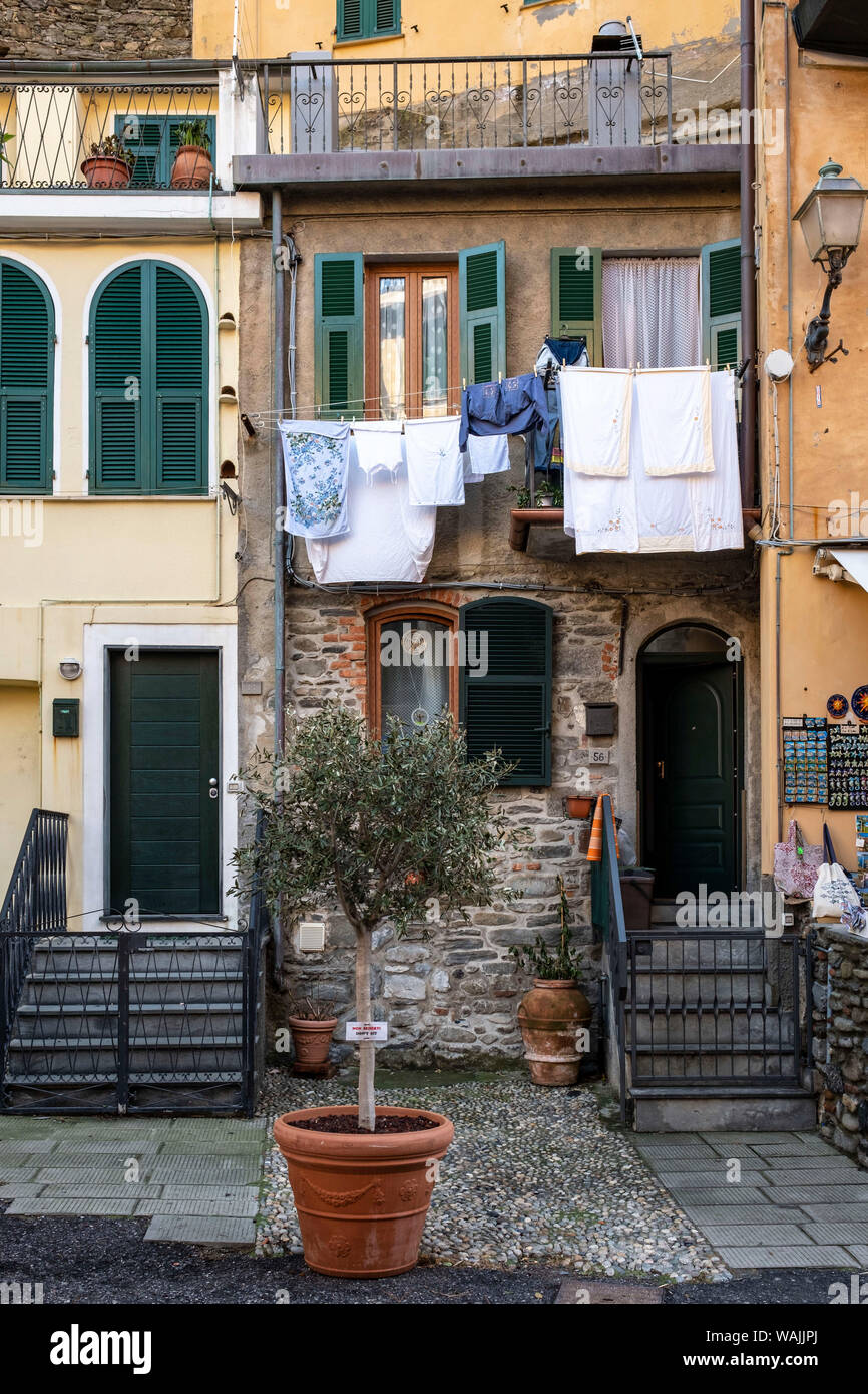 L'Italia, le Cinque Terre, Vernazza, panni appesi Foto Stock