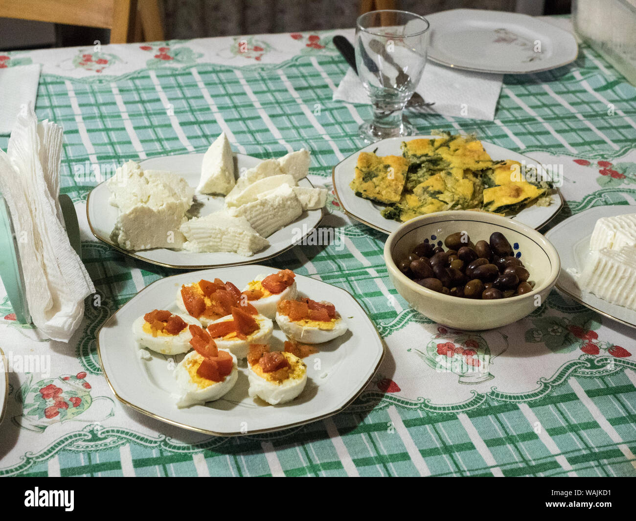 L'Italia, Alberobello. Il pranzo viene servito presso un agriturismo locale con cibi tradizionali. Foto Stock