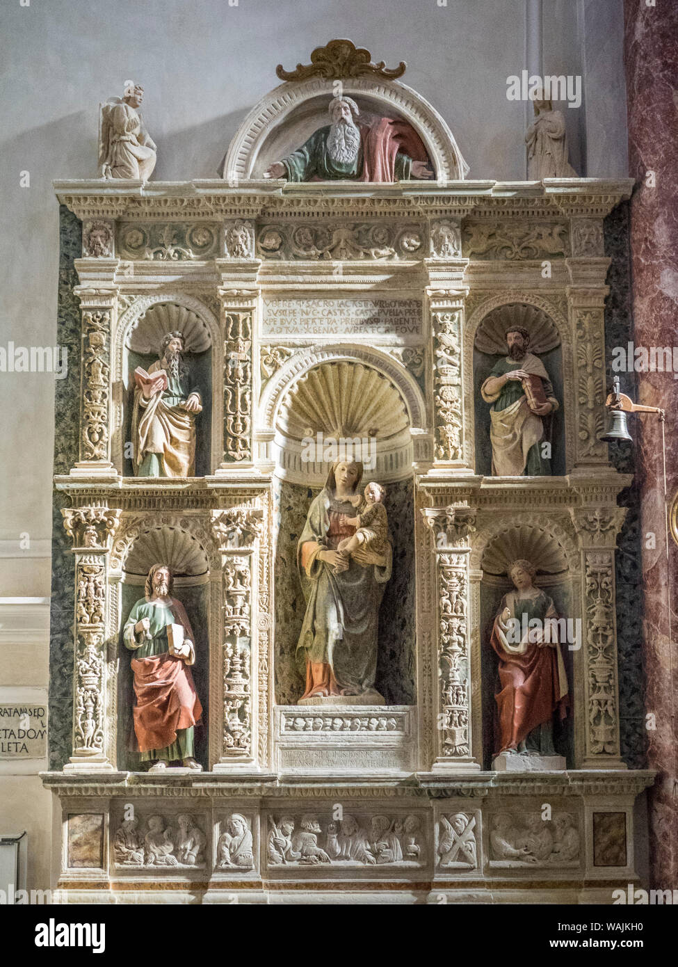 In Italia, Basilicata, Matera. Interno del Duomo di Matera, una splendida del XIII secolo in stile romanico pugliese edificio di stile, dedicato alla Madonna della Bruna e Sant'Eustachio, ufficialmente riaperta al culto il 5 marzo 2016. Foto Stock