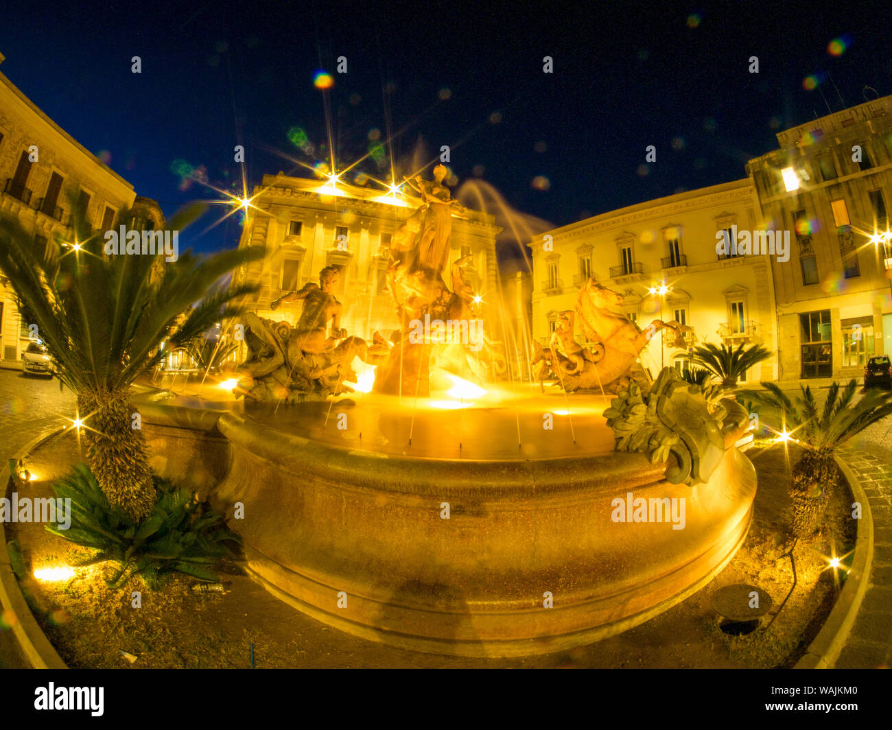 L'Italia, sicilia, Siracusa. Fontana Diana (Fontana di Diana) sulla Piazza Archimede, Ortigia Foto Stock