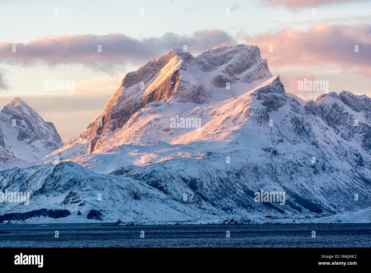 Norvegia, Lofoten. Le montagne sull'isola diventano rosa nella luce del mattino. Foto Stock