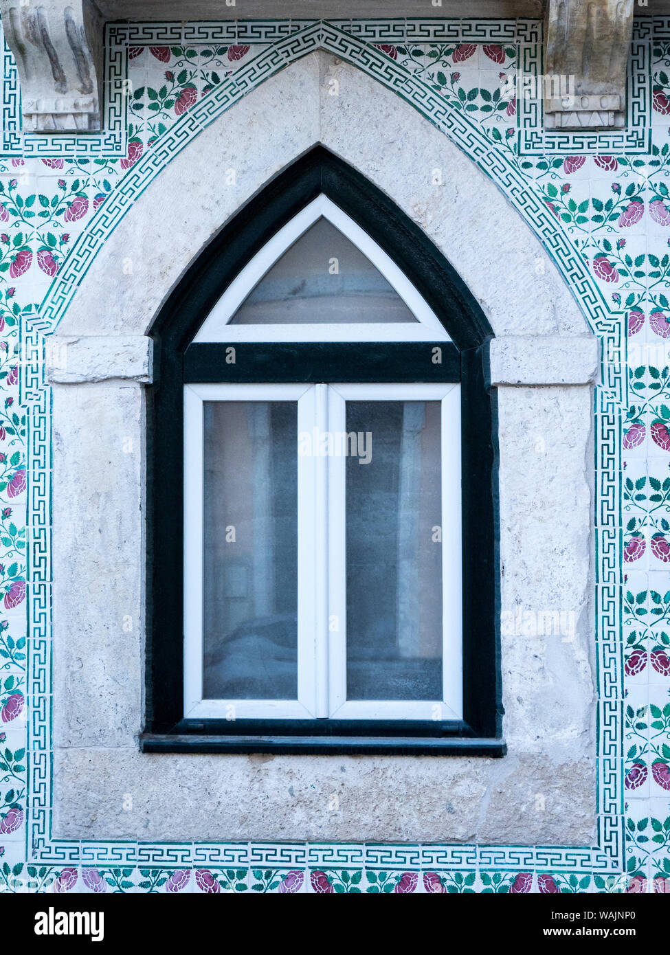 Il Portogallo, Lisbona. Piastrella ceramica le pareti e le finestre della casa. Foto Stock