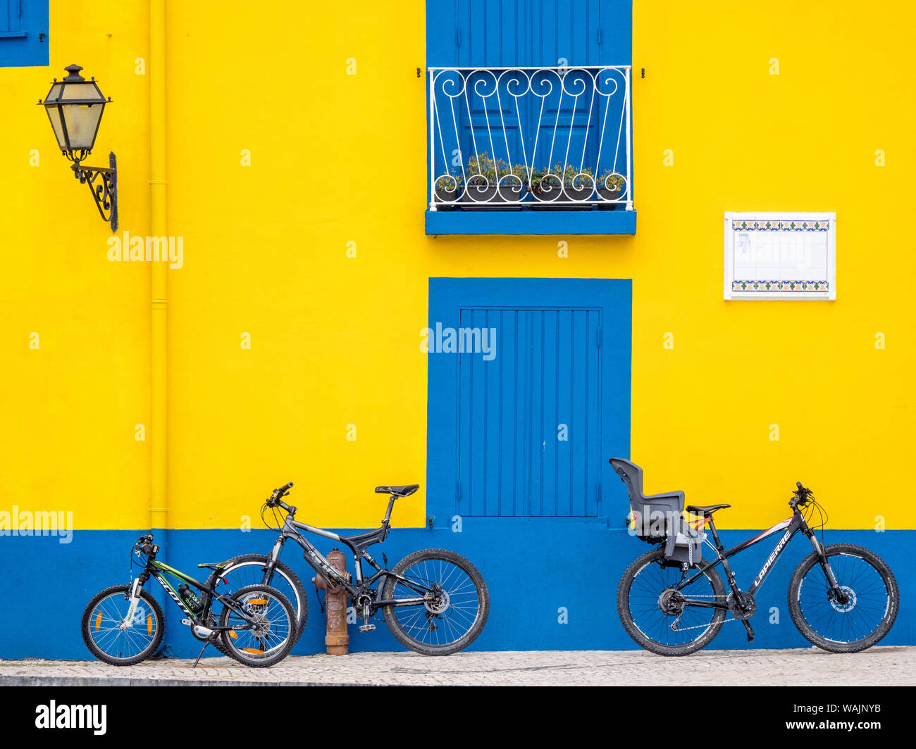 Il Portogallo Aveiro. Casa Gialla con persiane blu, le finestre e le porte nella città di Aveiro. Foto Stock