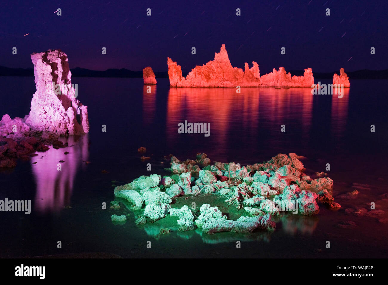 Stati Uniti, California, Mono Lago. Torre di tufo di formazioni di rocce colorate, di notte. Credito come: Dennis Kirkland Jaynes / Galleria / DanitaDelimont.com Foto Stock Stati Uniti, California, Mono Lago. Torre di tufo di formazioni di rocce colorate, di notte. Credito come: Dennis Kirkland Jaynes / Galleria / DanitaDelimont.com Foto Stock