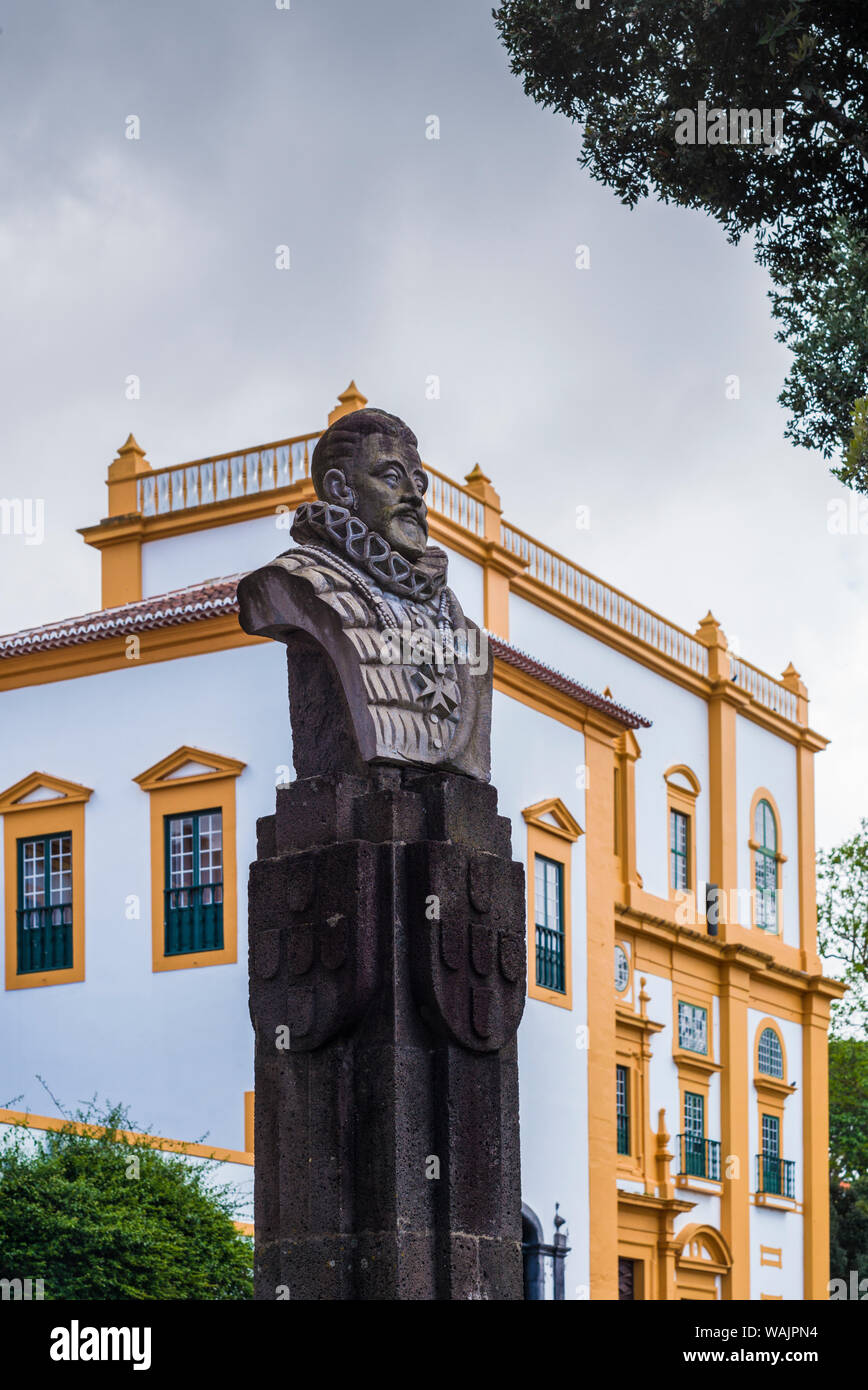 Portogallo Azzorre, l'isola di Terceira, Angra do Heroismo. Palacio Capitaes Generais palace e il busto di Antonio prima fare Crato, una volta re del Portogallo hanno combattuto per il portoghese l'indipendenza dalla Spagna, 1531-1595 Foto Stock