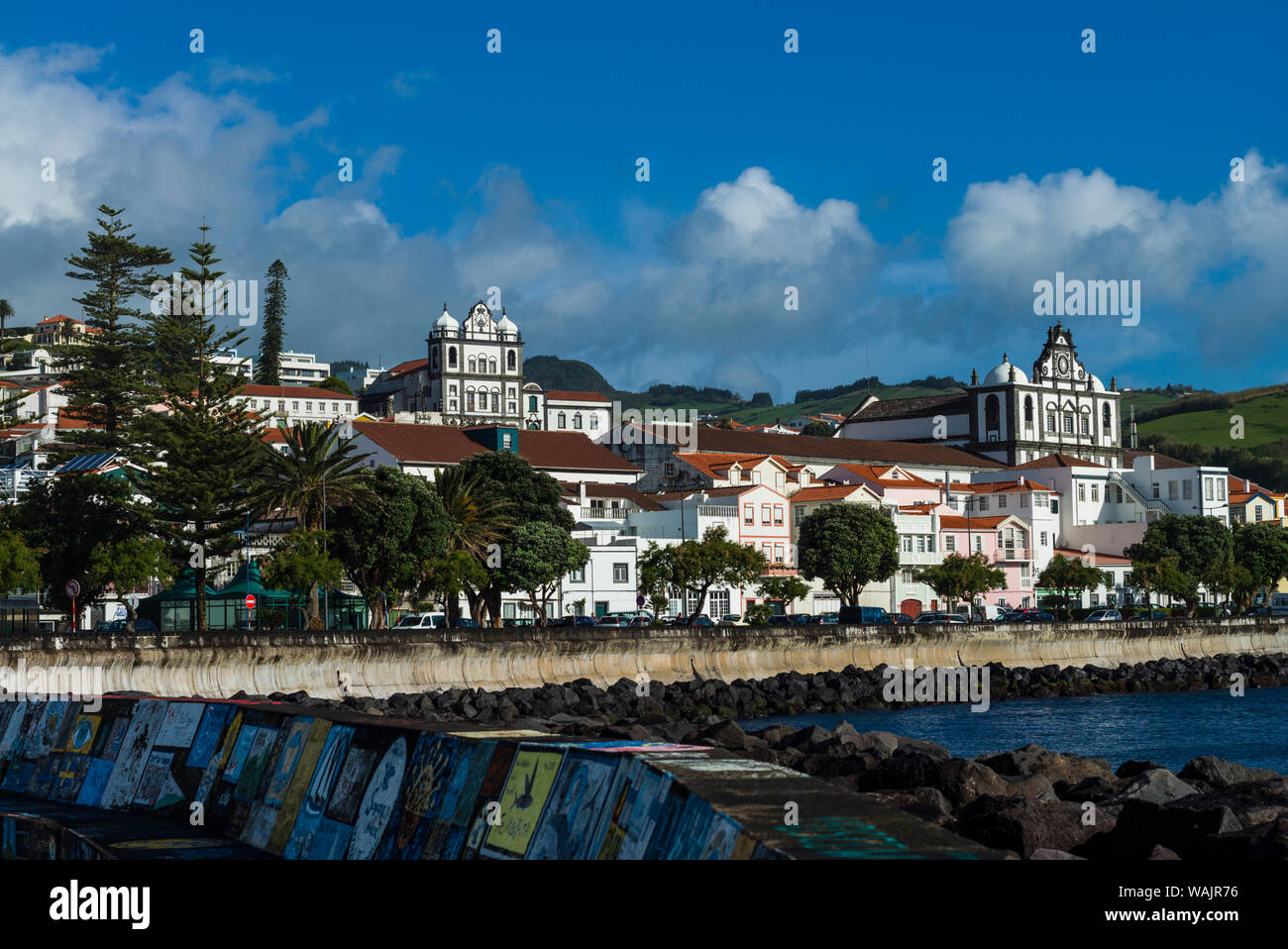 Portogallo Azzorre, l'isola di Faial, Horta. Waterfront, Igreja de Nossa Senhora do Carmo e Igreja Matriz de Sao Salvador, chiese Foto Stock