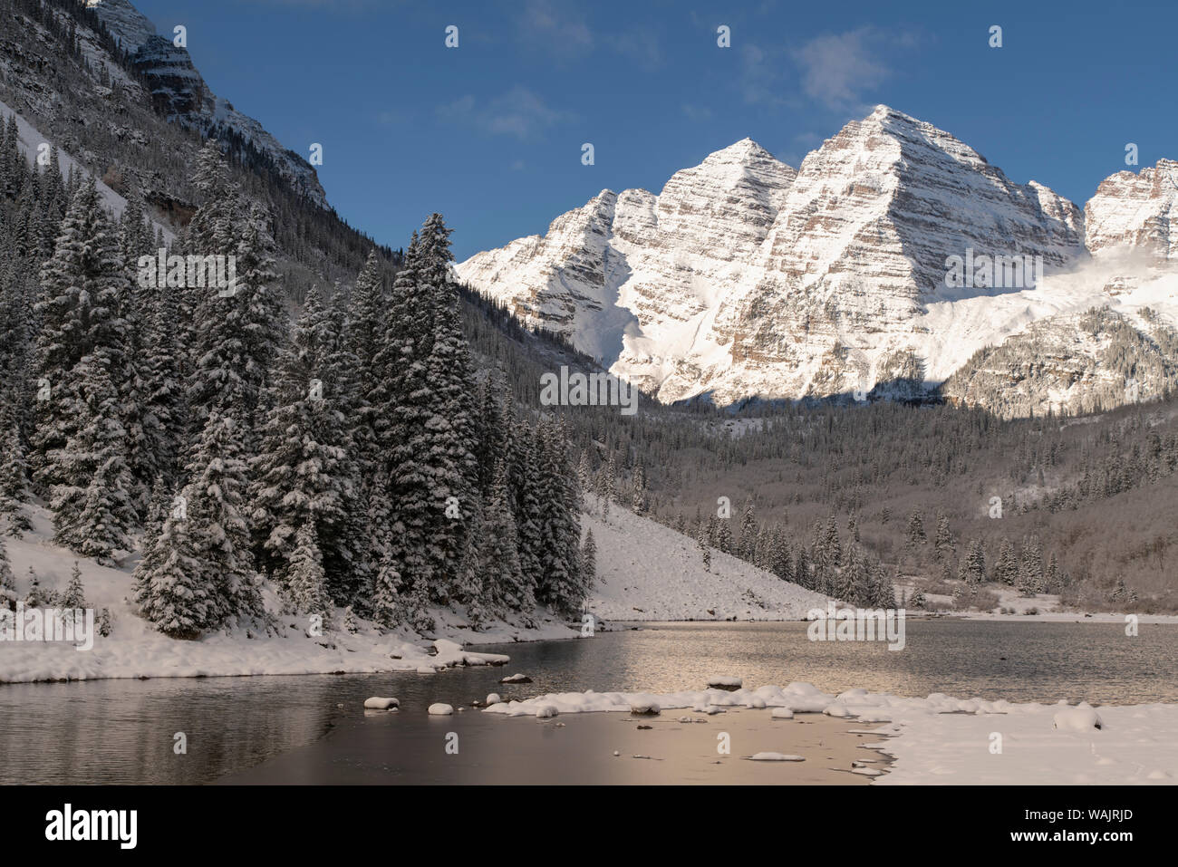 Stati Uniti d'America, Colorado, White River National Forest. Neve fresca sui Maroon Bells. Credito come: Don Grall Jaynes / Galleria / DanitaDelimont.com Foto Stock